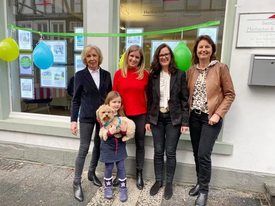 Das Team vor dem Büro in der Poststraße