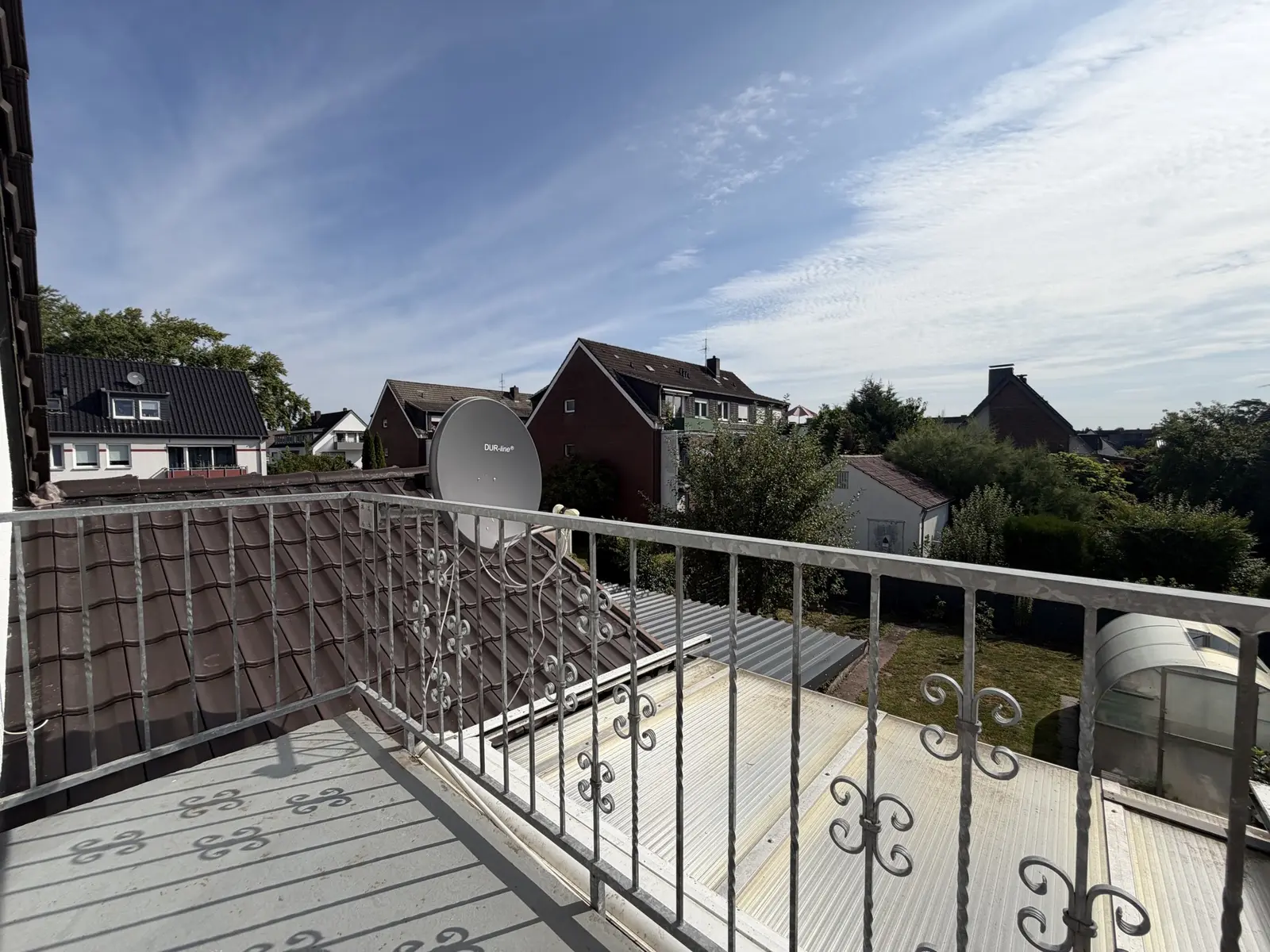 Charmantes Zweifamilienhaus mit großem Wintergarten, Garage und Carport! – Bild 2