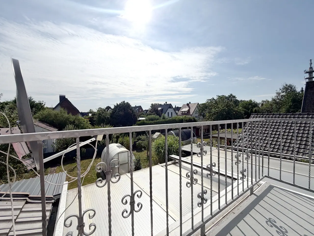Charmantes Zweifamilienhaus mit großem Wintergarten, Garage und Carport! – Bild 3