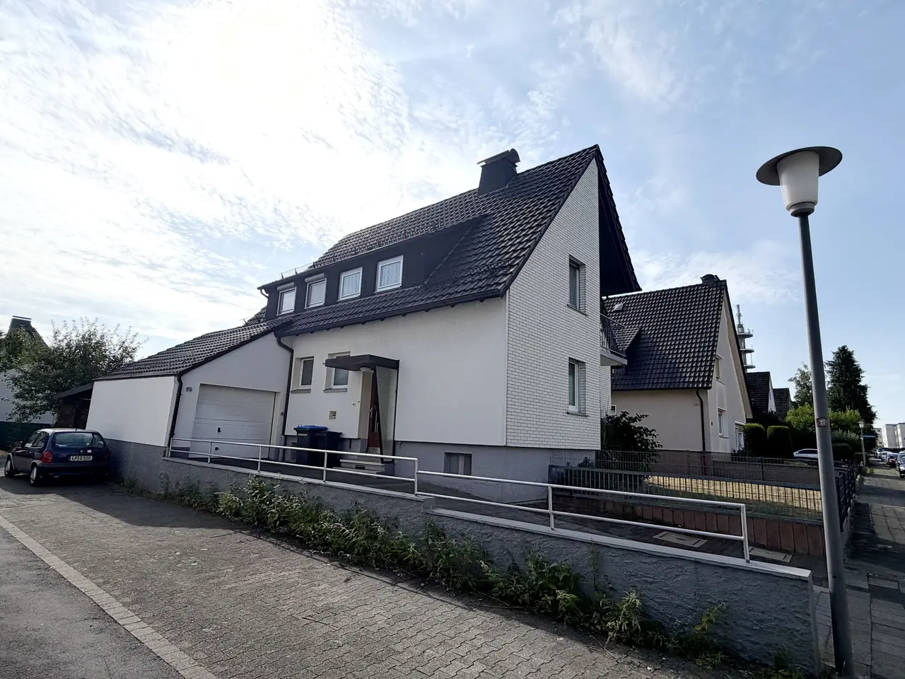 Charmantes Zweifamilienhaus mit großem Wintergarten, Garage und Carport! – Bild 4