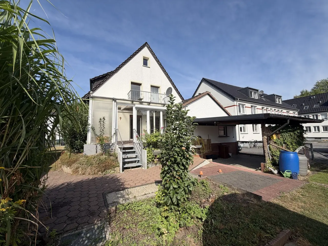Charmantes Zweifamilienhaus mit großem Wintergarten, Garage und Carport! – Bild 5
