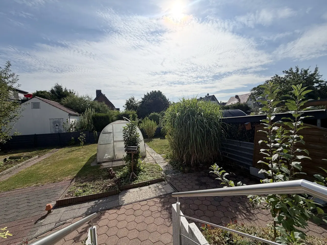 Charmantes Zweifamilienhaus mit großem Wintergarten, Garage und Carport! – Bild 7