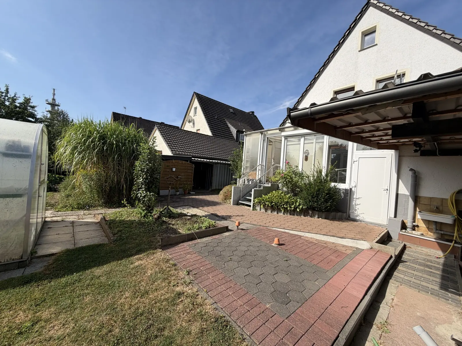 Charmantes Zweifamilienhaus mit großem Wintergarten, Garage und Carport! – Bild 9