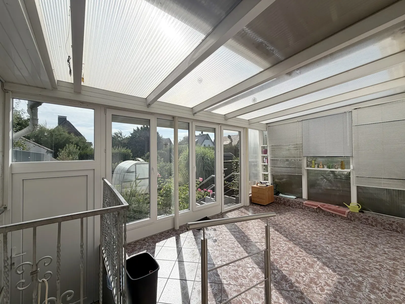 Charmantes Zweifamilienhaus mit großem Wintergarten, Garage und Carport! – Bild 10