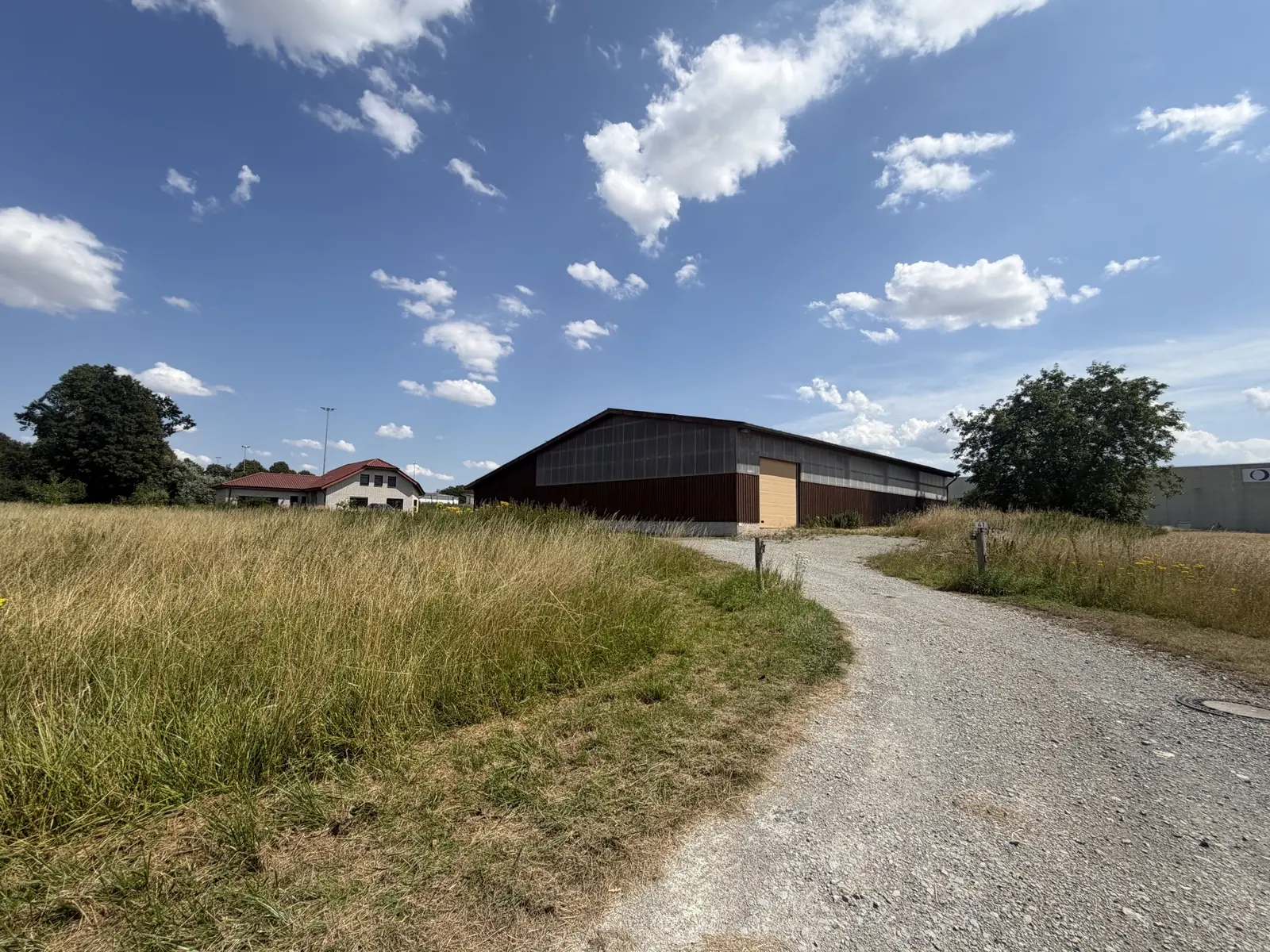 Einfamilienhaus mit Garage, landwirtschaftlicher Mehrzweckhalle und Grünfläche!