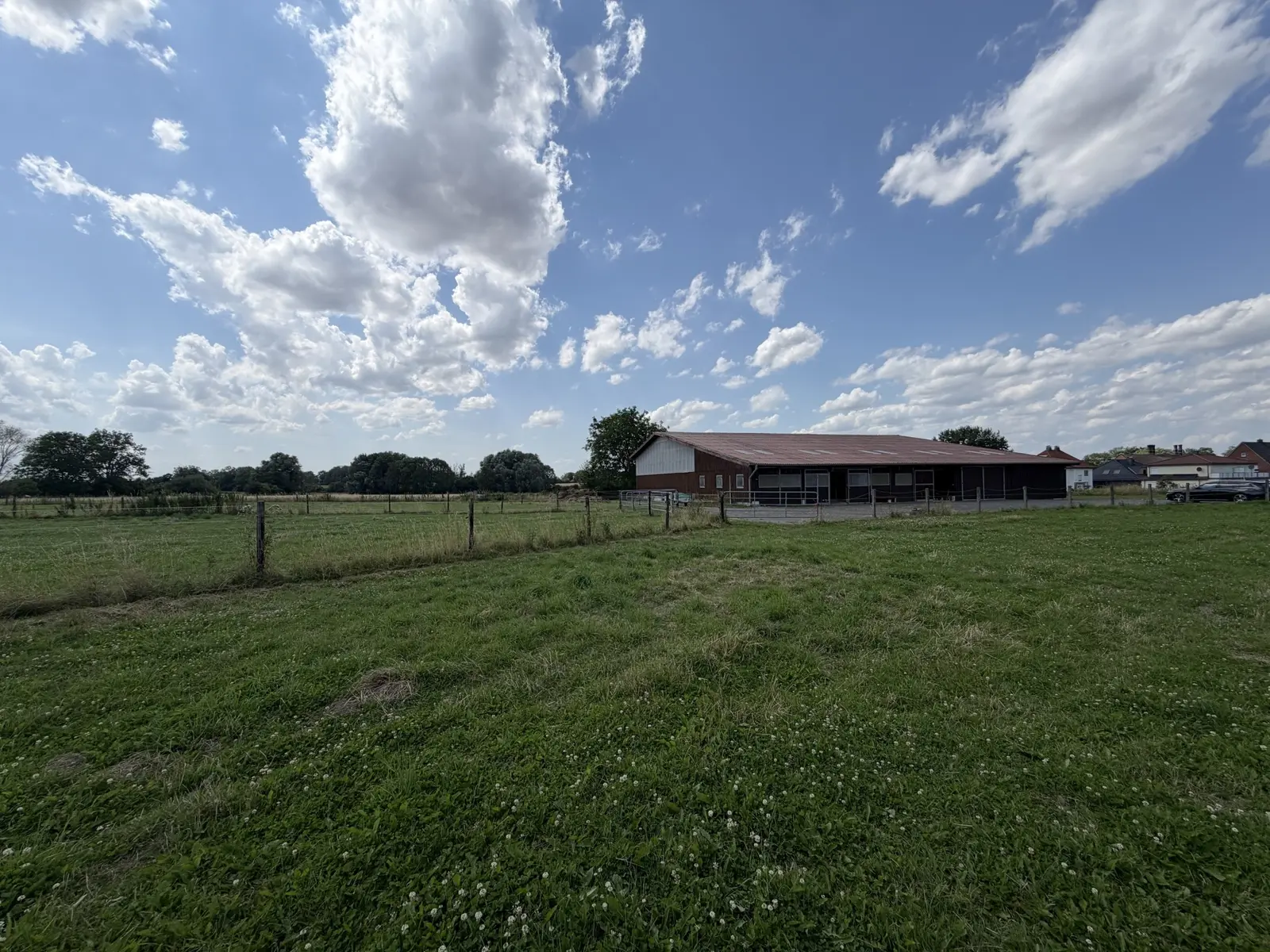 Einfamilienhaus mit Garage, landwirtschaftlicher Mehrzweckhalle und Grünfläche! – Bild 2
