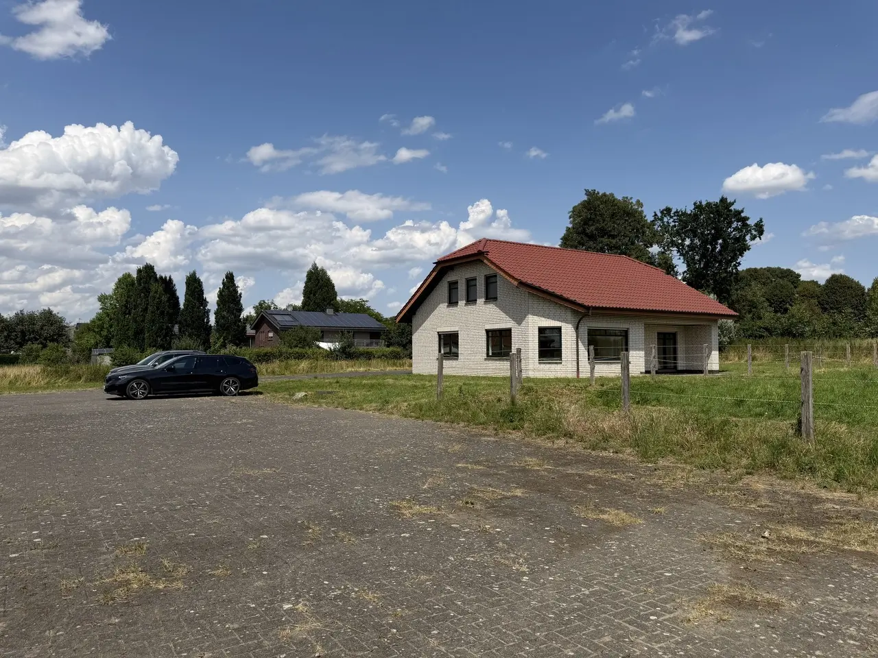 Einfamilienhaus mit Garage, landwirtschaftlicher Mehrzweckhalle und Grünfläche! – Bild 4