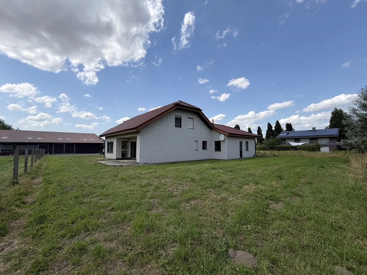 Einfamilienhaus mit Garage, landwirtschaftlicher Mehrzweckhalle und Grünfläche! – Bild 5