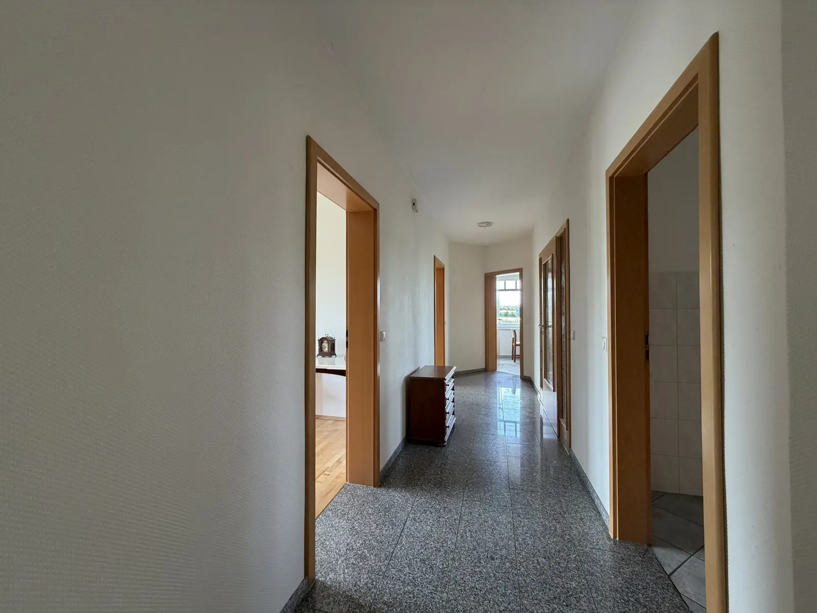 Einfamilienhaus mit Garage, landwirtschaftlicher Mehrzweckhalle und Grünfläche! – Bild 10